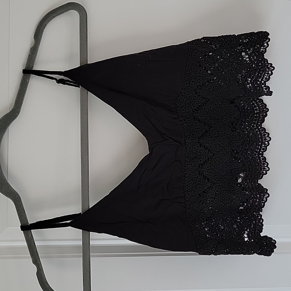 Forever 21 black lace cropped tank top size small